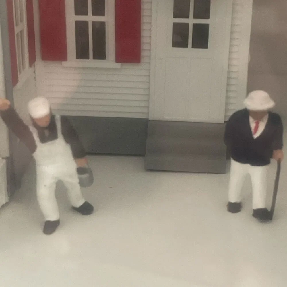 Model Power Kennedy's House No 6355 White w/Red Shingles NIB Lighted 2 Figures